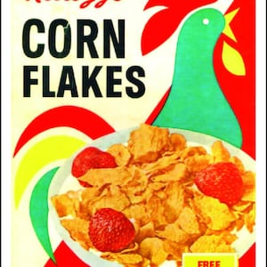Puede incluir: Caja de cereal Kellogg's Corn Flakes vintage con un gallo rojo con cuerpo verde y pico amarillo. La caja tiene un dise&ntilde;o rojo, amarillo y verde con un taz&oacute;n de cereal y fresas. El texto en la caja dice "Kellogg's Corn Flakes", "Nuevo tama&ntilde;o - mismo peso", "Peso neto 12 oz" y "Leche gratis".