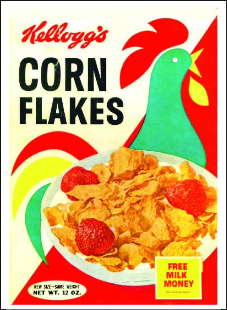 Puede incluir: Caja de cereal Kellogg's Corn Flakes vintage con un gallo rojo con cuerpo verde y pico amarillo. La caja tiene un dise&ntilde;o rojo, amarillo y verde con un taz&oacute;n de cereal y fresas. El texto en la caja dice "Kellogg's Corn Flakes", "Nuevo tama&ntilde;o - mismo peso", "Peso neto 12 oz" y "Leche gratis".