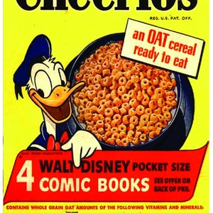 Puede incluir: Una caja vintage de cereal Cheerios con una imagen de dibujos animados de Donald Duck sosteniendo un taz&oacute;n de cereal. La caja es amarilla con acentos rojos y azules. El texto en la caja dice "Cheerios, un cereal de AVENA listo para comer, 4 LIBROS DE COMICS DE BOLsillo WALT DISNEY, VER OFERTA EN LA PARTE POSTERIOR DEL PAQUETE.  CONTIENE CANTIDADES DE AVENA INTEGRAL DE LAS SIGUIENTES VITAMINAS Y MINERALES:  HECHO DE HARINA DE AVENA, SAL, AZ&Uacute;CAR, FOSFATO DE SODIO, CARBONATO DE CALCIO, HIERRO, NIACINA, TIAMINA (VITAMINA B1) Y RIBOFLAVINA.  PESO NETO 7 OZ.  G.M.L. 1946. FABRICADO POR General Mills, Inc.  OFICINAS GENERALES, MINNEAPOLIS, MINN."