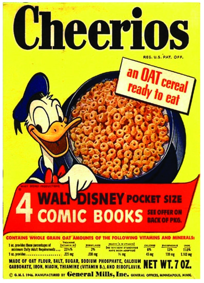 Puede incluir: Una caja vintage de cereal Cheerios con una imagen de dibujos animados de Donald Duck sosteniendo un taz&oacute;n de cereal. La caja es amarilla con acentos rojos y azules. El texto en la caja dice "Cheerios, un cereal de AVENA listo para comer, 4 LIBROS DE COMICS DE BOLsillo WALT DISNEY, VER OFERTA EN LA PARTE POSTERIOR DEL PAQUETE.  CONTIENE CANTIDADES DE AVENA INTEGRAL DE LAS SIGUIENTES VITAMINAS Y MINERALES:  HECHO DE HARINA DE AVENA, SAL, AZ&Uacute;CAR, FOSFATO DE SODIO, CARBONATO DE CALCIO, HIERRO, NIACINA, TIAMINA (VITAMINA B1) Y RIBOFLAVINA.  PESO NETO 7 OZ.  G.M.L. 1946. FABRICADO POR General Mills, Inc.  OFICINAS GENERALES, MINNEAPOLIS, MINN."