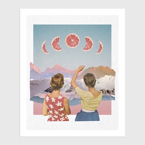 Peut inclure: Deux femmes en vêtements vintage se tiennent face à une chaîne de montagnes avec un ciel rose et bleu. Cinq tranches de pamplemousse sont disposées en demi-cercle dans le ciel.