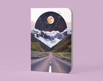 Cahier de notes Softcover vierge/ligné/quadrillé/pointillé - Collage Vintage d'une route avec montagnes et lune | Carnet de notes, journal