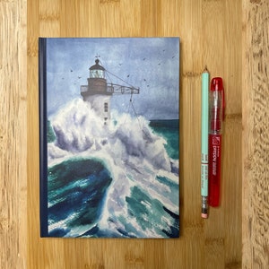 Op de afbeelding: Een aquarel schilderij van een vuurtoren op een stormachtige zee. De vuurtoren is wit met een zwart dak en een zwarte lantaarn. De golven breken tegen de vuurtoren aan, wat een dramatisch tafereel creëert.