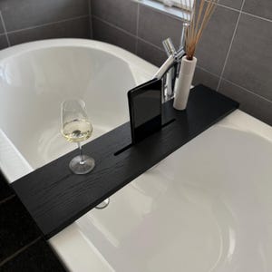 Planche de bain en chêne massif – Plateau de bain de luxe avec support pour tablette | Planche de bain noire | Accessoire de salle de bain fait main | Personnalisation possible