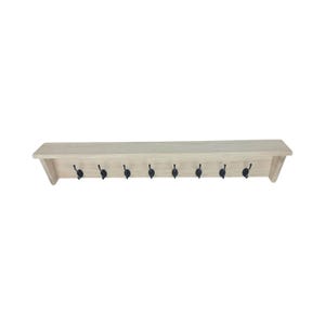 Puede incluir: Estante de madera clara con ocho ganchos de metal negro. El estante tiene un dise&ntilde;o simple y rectangular. Los ganchos est&aacute;n espaciados uniformemente a lo largo del borde inferior, ideales para colgar abrigos, sombreros u otros art&iacute;culos. Mide unos 90 cm de largo.