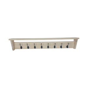Puede incluir: Una estanter&iacute;a de pared de madera de color claro con ocho ganchos de metal negro. La estanter&iacute;a tiene un dise&ntilde;o rectangular simple con una balda superior para guardar cosas. Los ganchos est&aacute;n espaciados uniformemente a lo largo del borde inferior, proporcionando una soluci&oacute;n de almacenamiento funcional y decorativa.