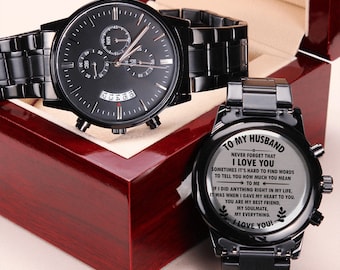 Könnte beinhalten: Zwei schwarze Armbanduhren mit Metallbändern. Die Uhr links hat ein schwarzes Zifferblatt mit weißen Markierungen und ein Datumsfenster. Die Uhr rechts hat ein schwarzes Zifferblatt mit einer eingravierten Nachricht, die lautet: "An meinen Mann, Vergiss nie, dass ich dich liebe. Manchmal ist es schwer, Worte zu finden, um dir zu sagen, wie viel du mir bedeutest. Wenn ich in meinem Leben etwas richtig gemacht habe, dann war es, als ich dir mein Herz schenkte. Du bist mein bester Freund, mein Seelenverwandter, mein Ein und Alles. Ich liebe dich!"