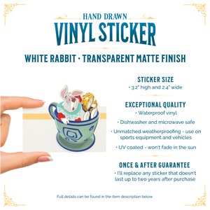 Op de afbeelding: Witte Konijn vinyl sticker met een transparante matte afwerking. De sticker heeft een cartoon afbeelding van het Witte Konijn uit Alice in Wonderland dat een zakhorloge vasthoudt en in een theekopje zit. De sticker is 8,1 cm hoog en 6,1 cm breed.