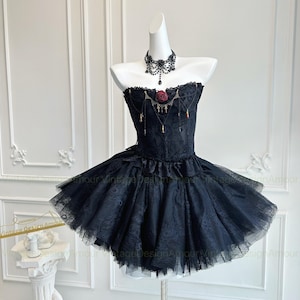 Robe lolita noire avec roses rouges - ambiance princesse gothique enchantée, style corset avec broderie en dentelle et bretelles spaghetti