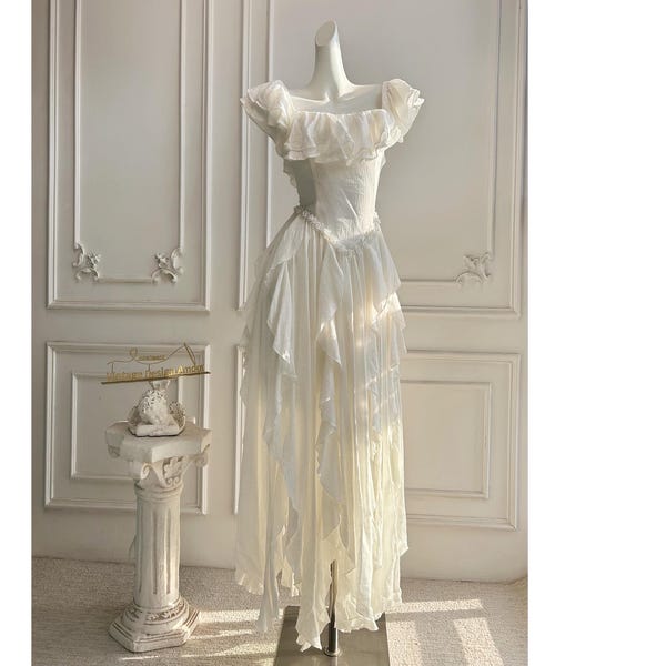 Vestido de fiesta con volantes y escote cuadrado