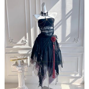 Robe Lolita noire avec roses rouges - Ambiance princesse gothique enchantée, style corset