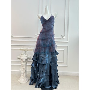 Vestido de sirena con abertura alta y volantes