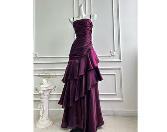 Vestido de fiesta color burdeos-morado con abalorios hechos a mano