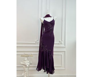 Vestido de fiesta color ciruela con abalorios hechos a mano de estilo vintage
