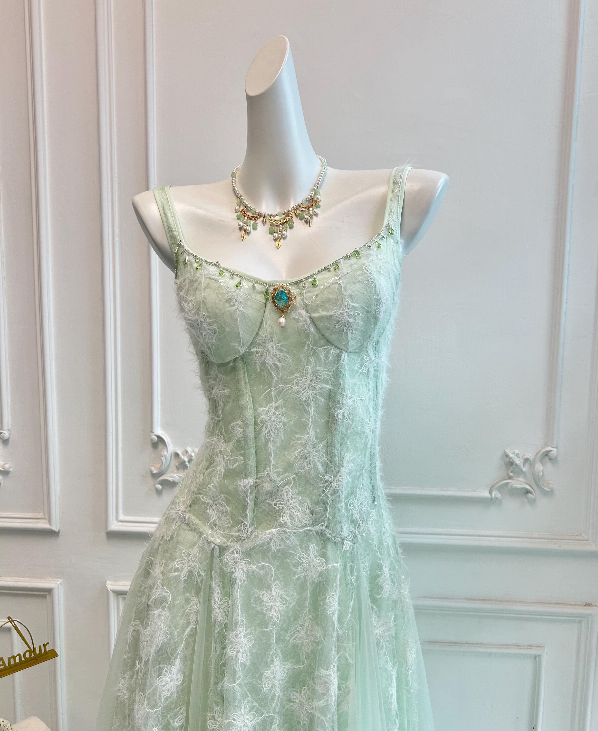 Robe de bal vert clair en tulle et dentelle