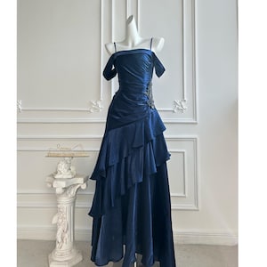 Perlen dunkelblaues Abendkleid, entworfen, um die Arme zu schmeicheln und zu bedecken