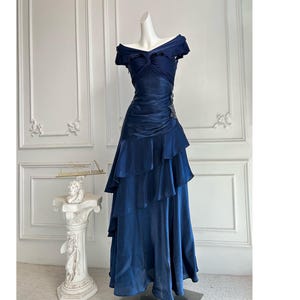 Marineblauwe off-shoulder jurk met handgemaakte kralen