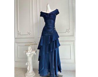 Marineblauwe off-shoulder jurk met handgemaakte kralen