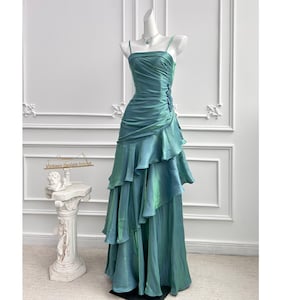 Vestido de fiesta azul sirena con bordados a mano