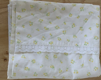 Vintage Floral Pillowcases Set Of 2 Yellow Lace Trim