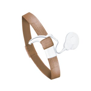 Op de afbeelding: Een bruin stoffen hoofdband met een witte gehoorapparaat bevestigd. Het gehoorapparaat heeft een kleine microfoon aan een draad.