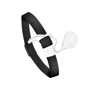 Op de afbeelding: Een zwart stoffen hoofdband met een witte gehoorapparaat bevestigd. Het gehoorapparaat heeft een kleine ronde microfoon aan een draad.