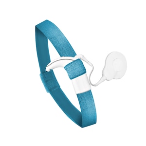 Pode incluir: Um torniquete médico turquesa com uma fivela de plástico branco e um dispositivo circular branco ligado por um fio branco fino. O torniquete é feito de tecido texturizado e tem um fecho de velcro.