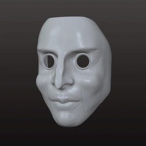 以下が含まれることがあります： 人間の顔のデザインが施された、滑らかなオフホワイトのマスク。 マスクには、開いた眼窩、目立つ鼻、明確な口があります。 頬と額には垂直線が見えます。 マスクはおそらくコスチュームまたは装飾目的です。