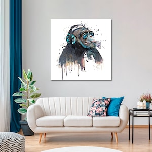 Peut inclure: Une peinture à l'aquarelle d'un chimpanzé portant un casque bleu et des lunettes de soleil. Le chimpanzé regarde vers la droite et a une expression détendue. L'arrière-plan est blanc avec des éclaboussures de peinture bleue et noire.