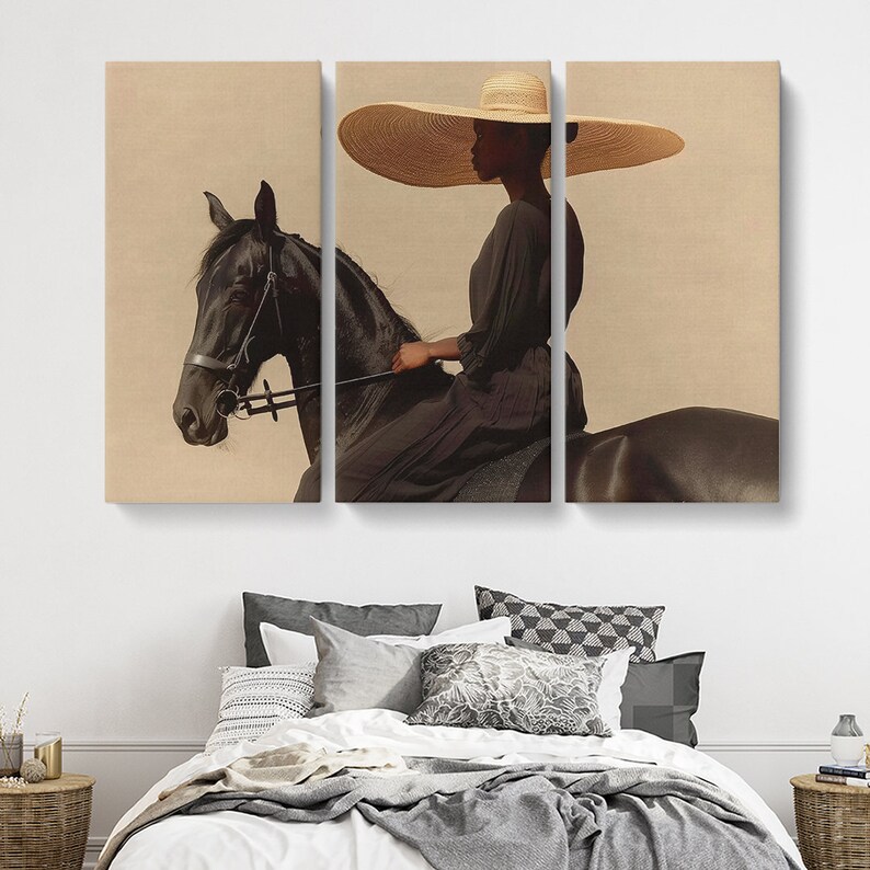 Puede incluir: Una mujer con un sombrero de paja de ala ancha monta un caballo negro. La mujer lleva un vestido largo y oscuro y sostiene las riendas con la mano izquierda. El caballo est&aacute; mirando hacia la derecha y el fondo es de color marr&oacute;n claro.