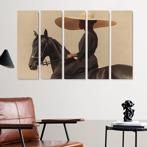 Puede incluir: Una mujer con un gran sombrero de paja de ala ancha monta un caballo negro. La mujer lleva un vestido largo y oscuro y el caballo est&aacute; de perfil. El fondo es de color beige claro.