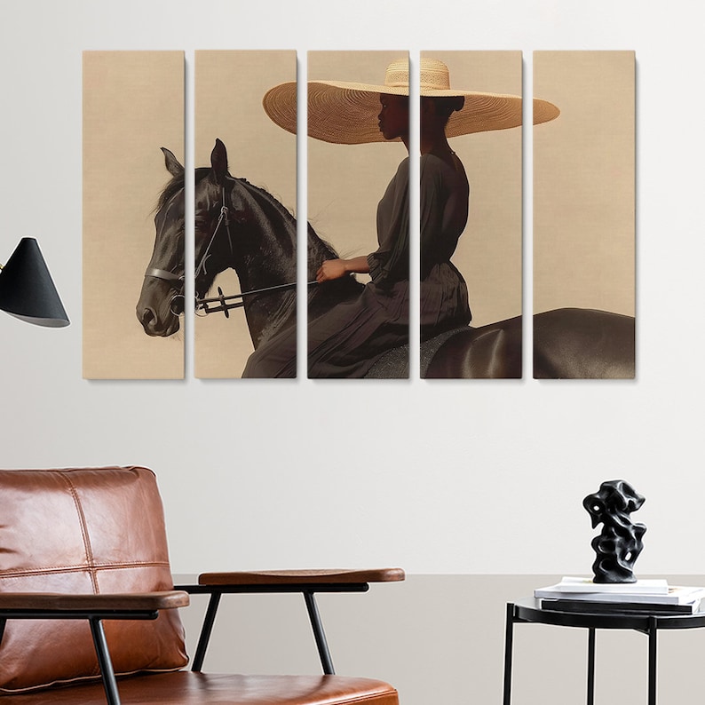 Puede incluir: Una mujer con un gran sombrero de paja de ala ancha monta un caballo negro. La mujer lleva un vestido largo y oscuro y el caballo est&aacute; de perfil. El fondo es de color beige claro.