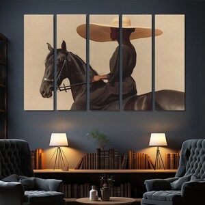 Puede incluir: Una mujer con un sombrero de paja de ala ancha monta un caballo negro. La mujer lleva un vestido largo y oscuro. El fondo es de color beige claro.