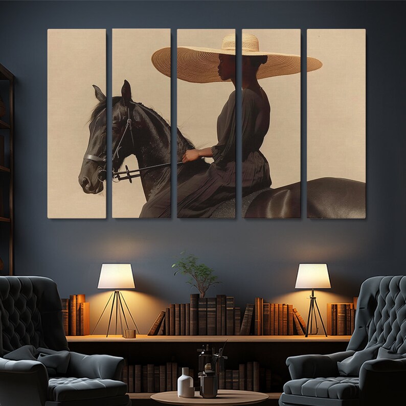 Puede incluir: Una mujer con un sombrero de paja de ala ancha monta un caballo negro. La mujer lleva un vestido largo y oscuro. El fondo es de color beige claro.