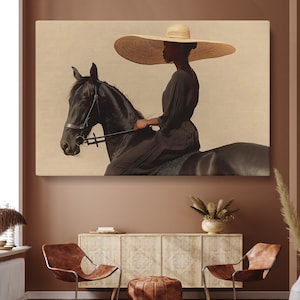 Puede incluir: Una ilustraci&oacute;n en blanco y negro de una mujer con un gran sombrero de paja de ala ancha montando un caballo negro. La mujer mira hacia la izquierda y el caballo hacia la derecha. El fondo es de color beige claro.
