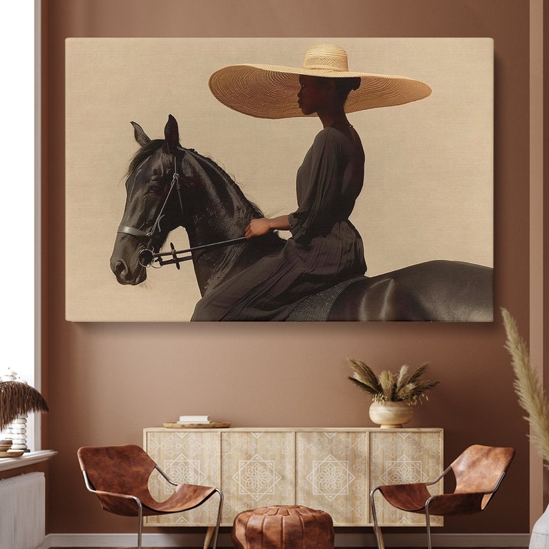 Puede incluir: Una ilustraci&oacute;n en blanco y negro de una mujer con un gran sombrero de paja de ala ancha montando un caballo negro. La mujer mira hacia la izquierda y el caballo hacia la derecha. El fondo es de color beige claro.