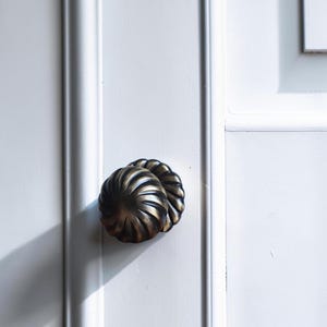 Pomello per porta d'ingresso in ottone massiccio, maniglia per porta d'ingresso realizzata a mano color oro antico, ferramenta vintage per porte esterne.