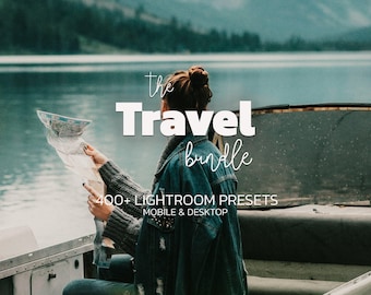 Op de afbeelding: Een persoon in een spijkerjasje en trui bekijkt een kaart op een boot, met een meer en bergen op de achtergrond. De tekst "The Travel bundle" en "400+ Lightroom Presets" staan over de afbeelding.