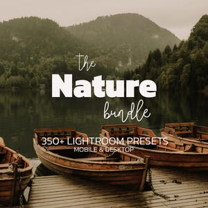 Peut inclure: Image d'un lac et de montagnes avec des bateaux en bois. Le texte indique "the Nature bundle" et "350+ Lightroom Presets Mobile & Desktop". Les bateaux sont amarrés sur une jetée en bois.