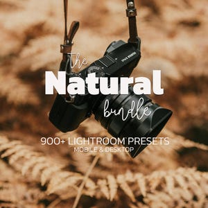 Op de afbeelding: Een zwarte digitale camera met een bruine leren riem met de tekst "the Natural bundle" en "900+ LIGHTROOM PRESETS MOBILE & DESKTOP" in witte en cursieve letters, een set voor professionele fotobewerking.