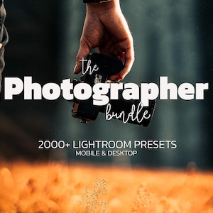 以下が含まれることがあります： The Photographer bundleというタイトルのデジタル製品広告で、MOBILE & DESKTOP向けの2000+ LIGHTROOM PRESETSが含まれています。画像には、暗くぼやけた背景を背にした黒いカメラが写っており、下部には温かみのあるオレンジ色のトーンがあります。