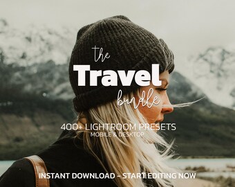 Op de afbeelding: Afbeelding van een vrouw met een muts met de tekst "The Travel Bundle" en "400+ Lightroom Presets" met "Mobile & Desktop" en "Instant Download - Start Editing Now". De achtergrond toont een bergketen.