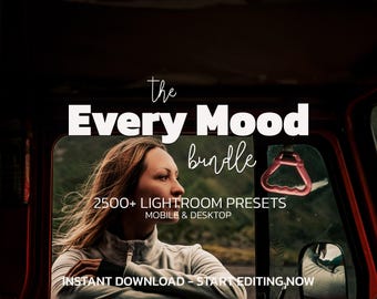Op de afbeelding: Afbeelding die de 'Every Mood'-bundel van Lightroom-voorinstellingen promoot. De tekst bevat '2500+ Lightroom Presets' en 'Instant Download - Start Editing Now'. Een vrouw kijkt uit een voertuigraam.