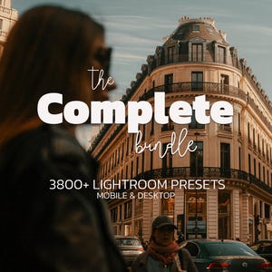 Può includere: Una pubblicità di prodotto digitale con una scena di strada parigina e un grande edificio in pietra. Il testo sovrapposto recita: the Complete bundle, 3800+ LIGHTROOM PRESETS, MOBILE & DESKTOP. L'immagine include una figura sfocata e traffico.