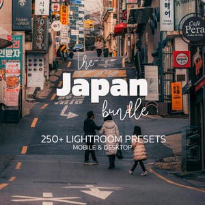 以下が含まれることがあります： 日本の街並みの画像。日本語と英語の看板が並んでいます。「The Japan bundle」と「250+ Lightroom Presets Mobile & Desktop」の文字が重ねられています。人々が通りを歩いています。
