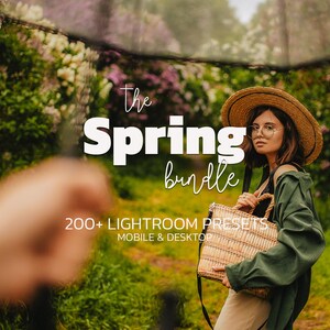 Peut inclure: Une femme portant un chapeau de paille et des lunettes, tenant un sac fourre-tout en osier, se tient dans un jardin luxuriant. L'image présente le texte "The Spring Bundle" avec "200+ Lightroom Presets" et "Mobile & Desktop".