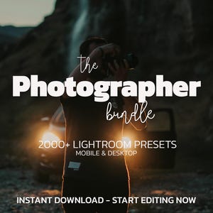 Peut inclure: Graphique du « Photographer Bundle » avec superposition de texte. Le texte comprend « The Photographer bundle », « 2000+ Lightroom Presets » et « Instant Download - Start Editing Now ». Une personne tient un appareil photo devant une voiture.