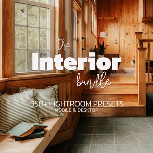 Puede incluir: Un interior acogedor con paneles de madera, ventanas y un banco con cojines a rayas. Se muestra el texto "The Interior bundle", junto con "350+ Lightroom Presets" y "Mobile & Desktop". Un libro abierto descansa sobre el banco.