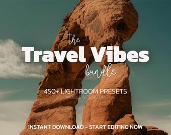 Op de afbeelding: Afbeelding van een zandsteen rotsformatie met de tekst "The Travel Vibes bundle" in het wit. De tekst "450+ Lightroom Presets" is ook zichtbaar, samen met "Mobile & Desktop" en "Instant Download - Start Editing Now". De achtergrond is een turquoise hemel.
