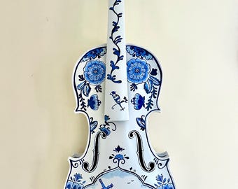 ペイントされたバイオリン：油絵の具で描かれた昔ながらの本棚